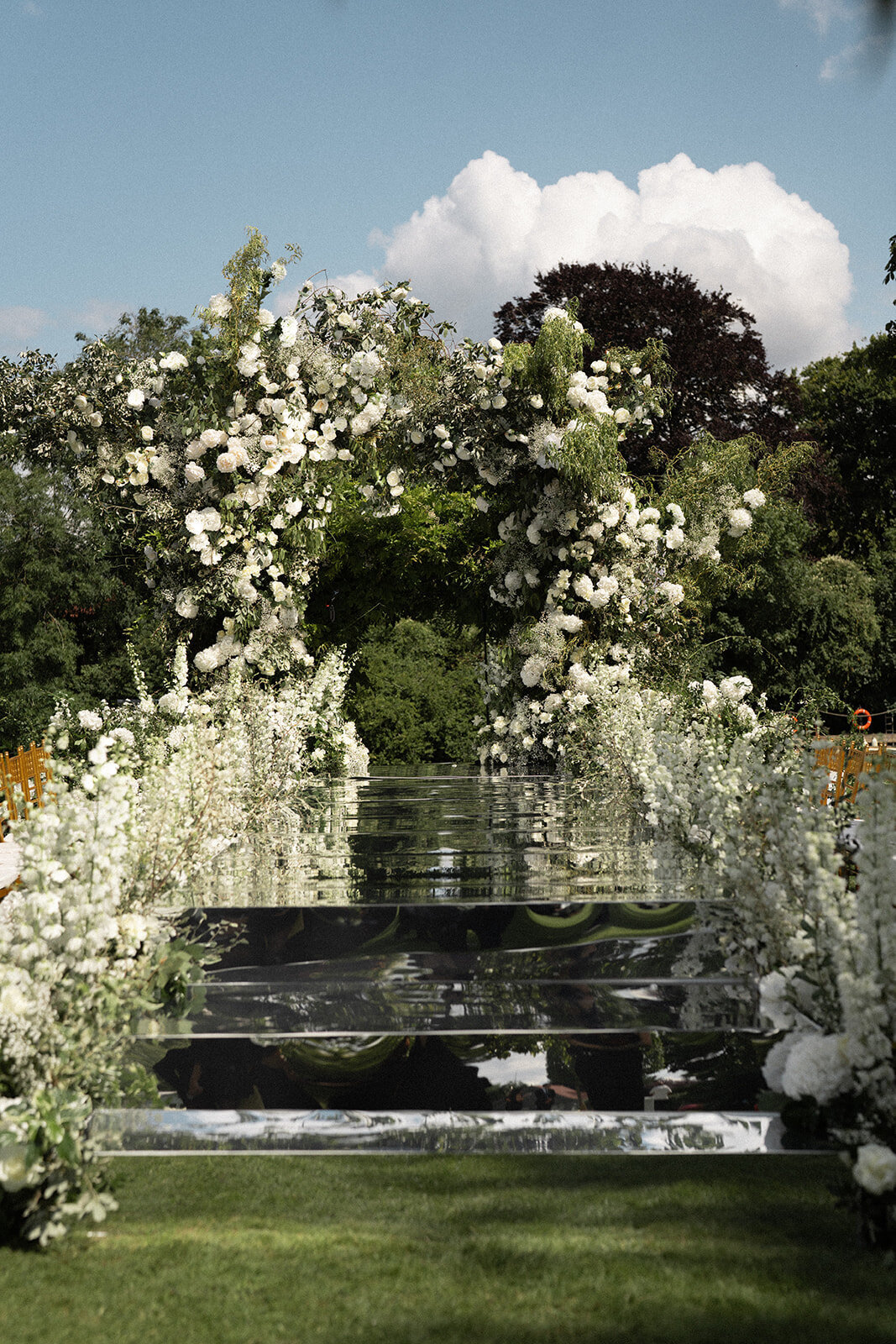 mirrored-aisle-wedding-decor