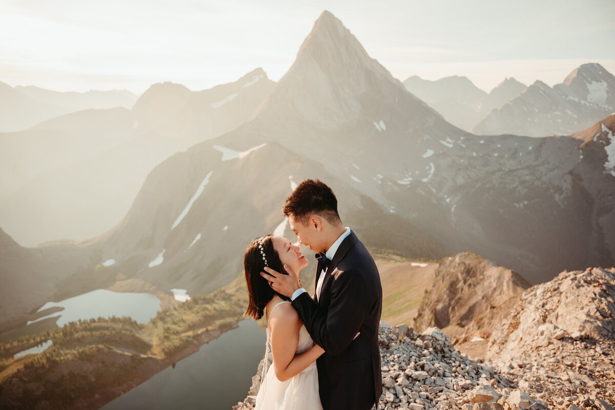 BANFF_HIKING_ELOPEMENT_PHOTOGRAPHER