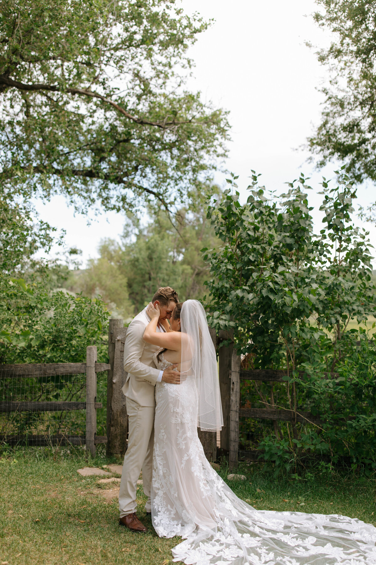 colorado-wedding-photographer-gabby-rhodes-photography-rist-canyon-inn-bride-groom-14