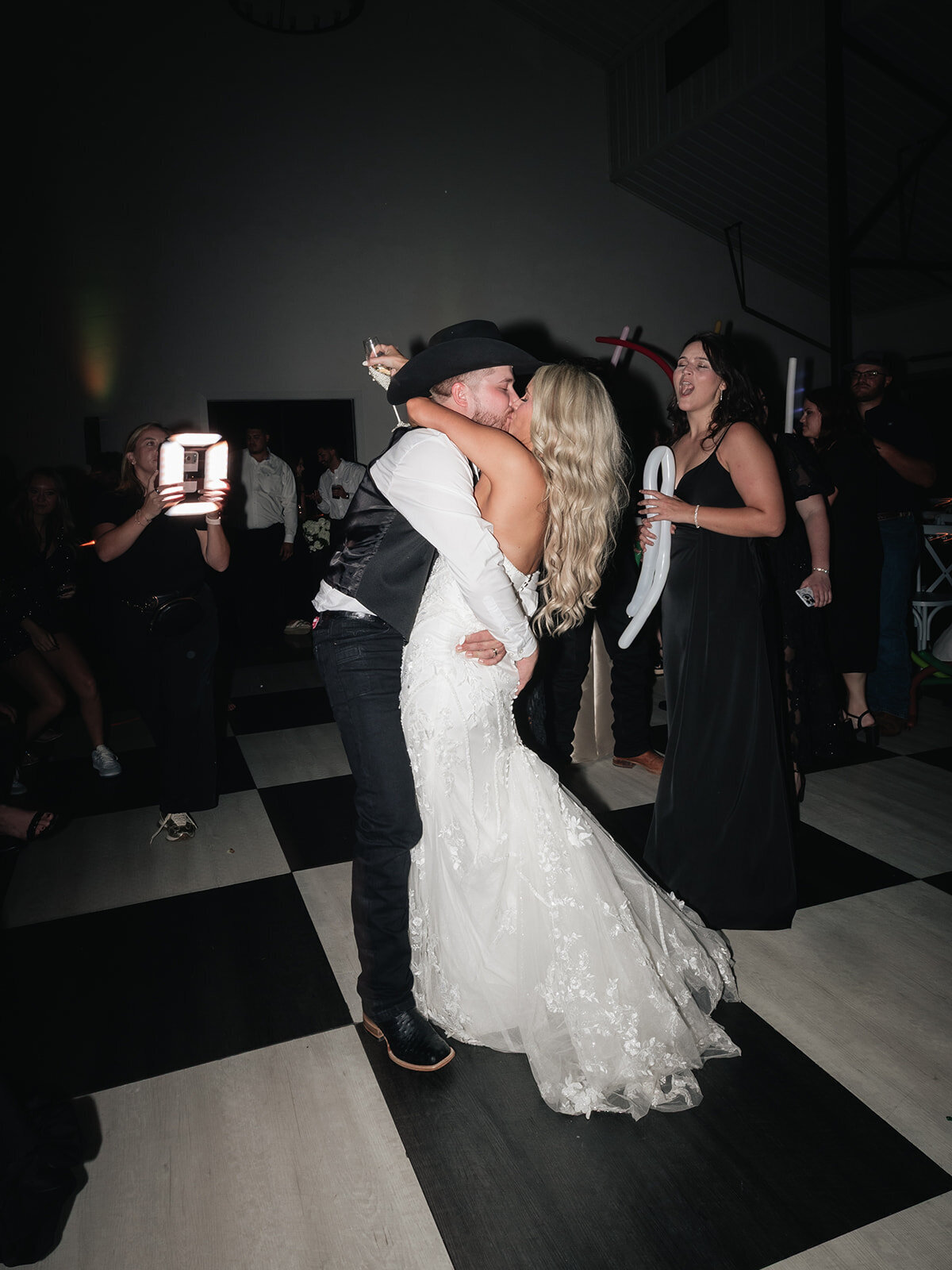 2025-10-11_DykesWeddingPreviews_MollyMurphyPhotography-138