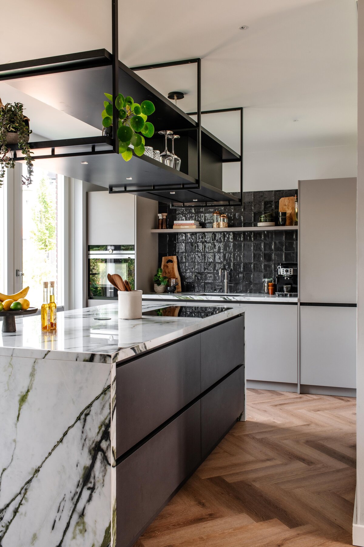 Interieurdesign Woerden, Interieurontwerpstudio Woerden, Interieurontwerper Woerden, Interior design Woerden, Interieurstudio Woerden, Interieur ontwerpen Woerden, Interieur ontwerp Woerden, Interieurinrichting Woerden, Interieurstylist Woerden, Interieurontwerp Woerden, Interieuradvies Woerden, Badkamer Woerden, Keukenontwerp Woerden, Kookeiland Woerden, Toilet Woerden, Arte Behang, Ronde spiegels Woerden, Groene tegels, Zwarte tegels