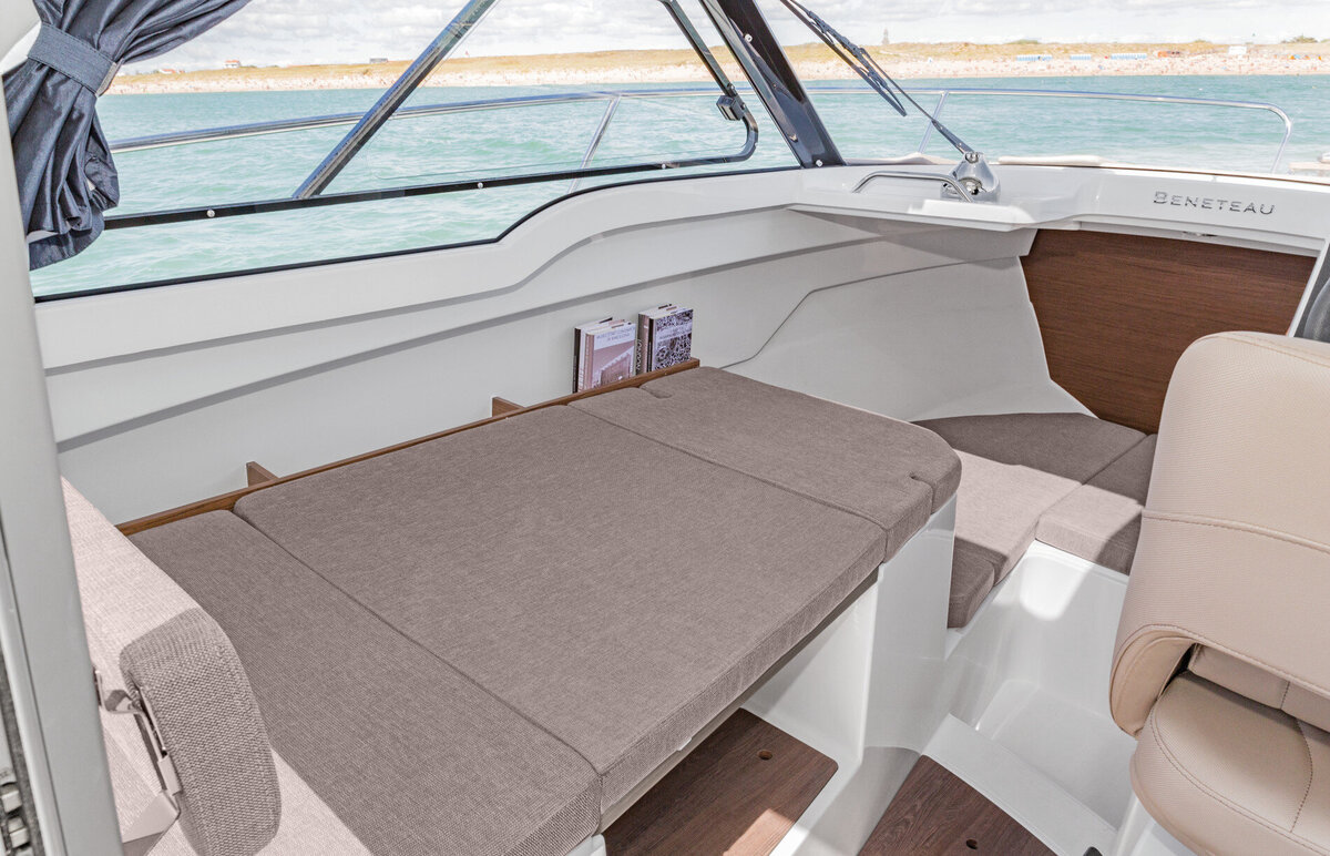 beneteau-antares-7-interior-4