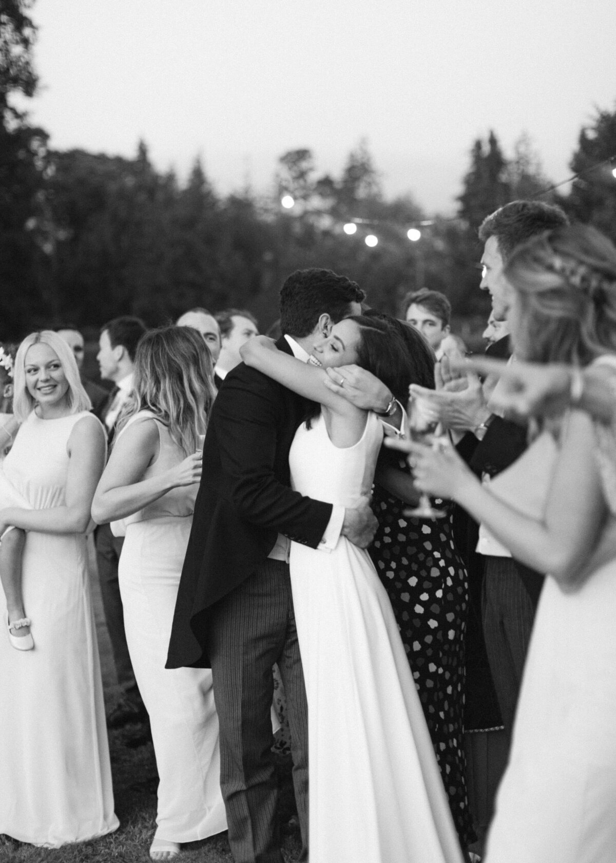 chloe-winstanley-weddings-group-photo-hug