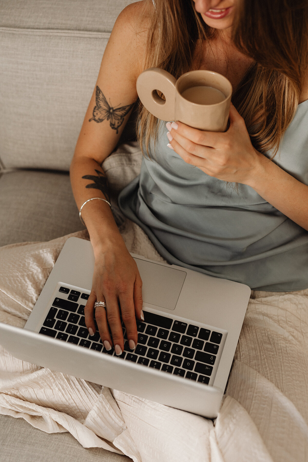 kaboompics_laptop-coffee-computer-32221