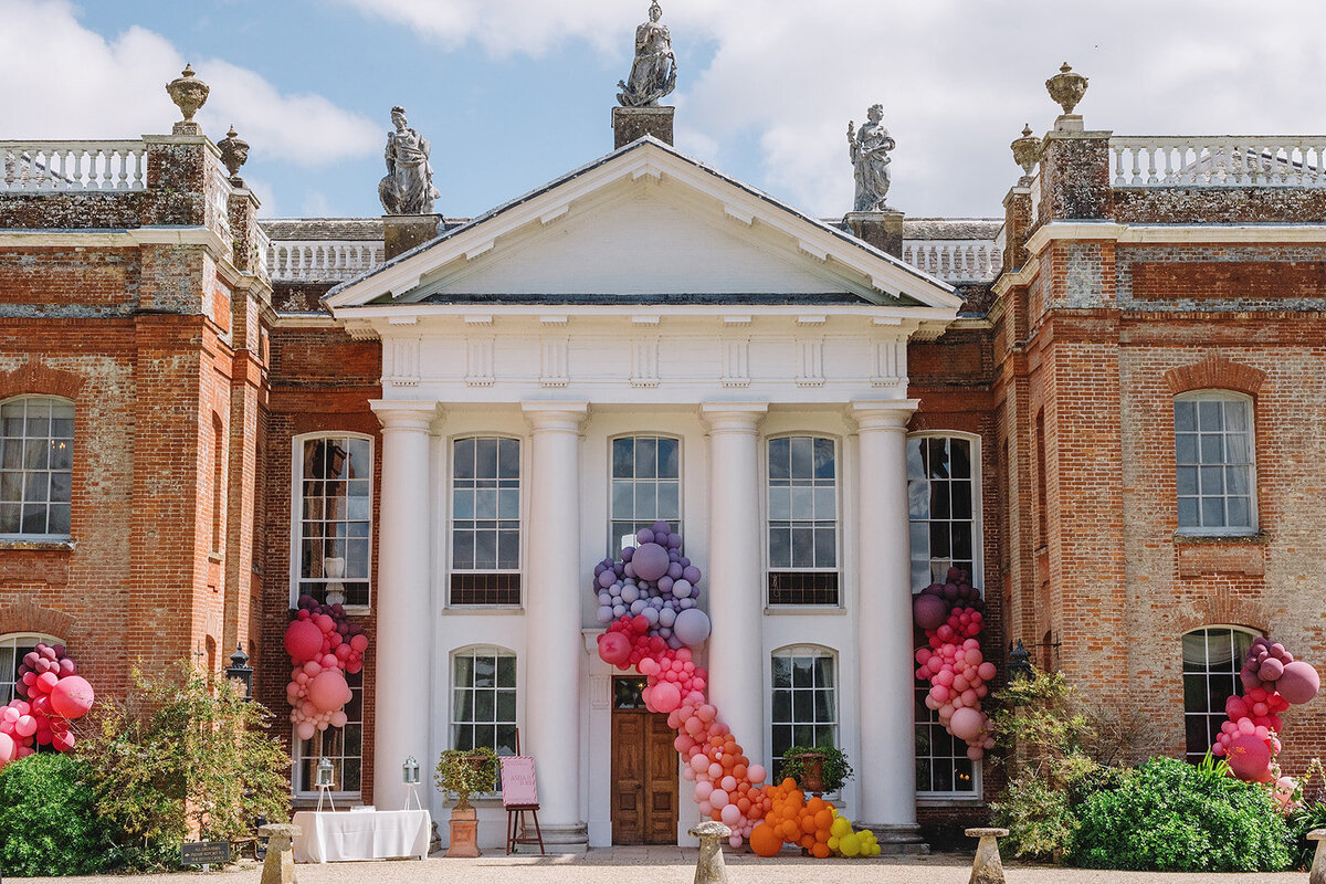 avington-park-wedding-venue-entrance-balloon-install