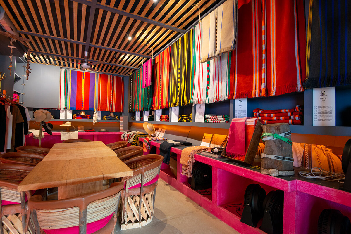 Careyes-Mexico-Shopping-Punto-Como-Plaza-De-Los-Caballeros-8617