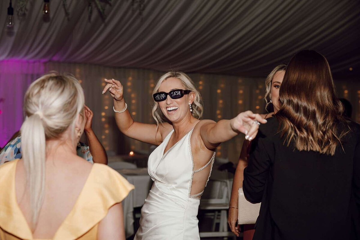 bride_dancing