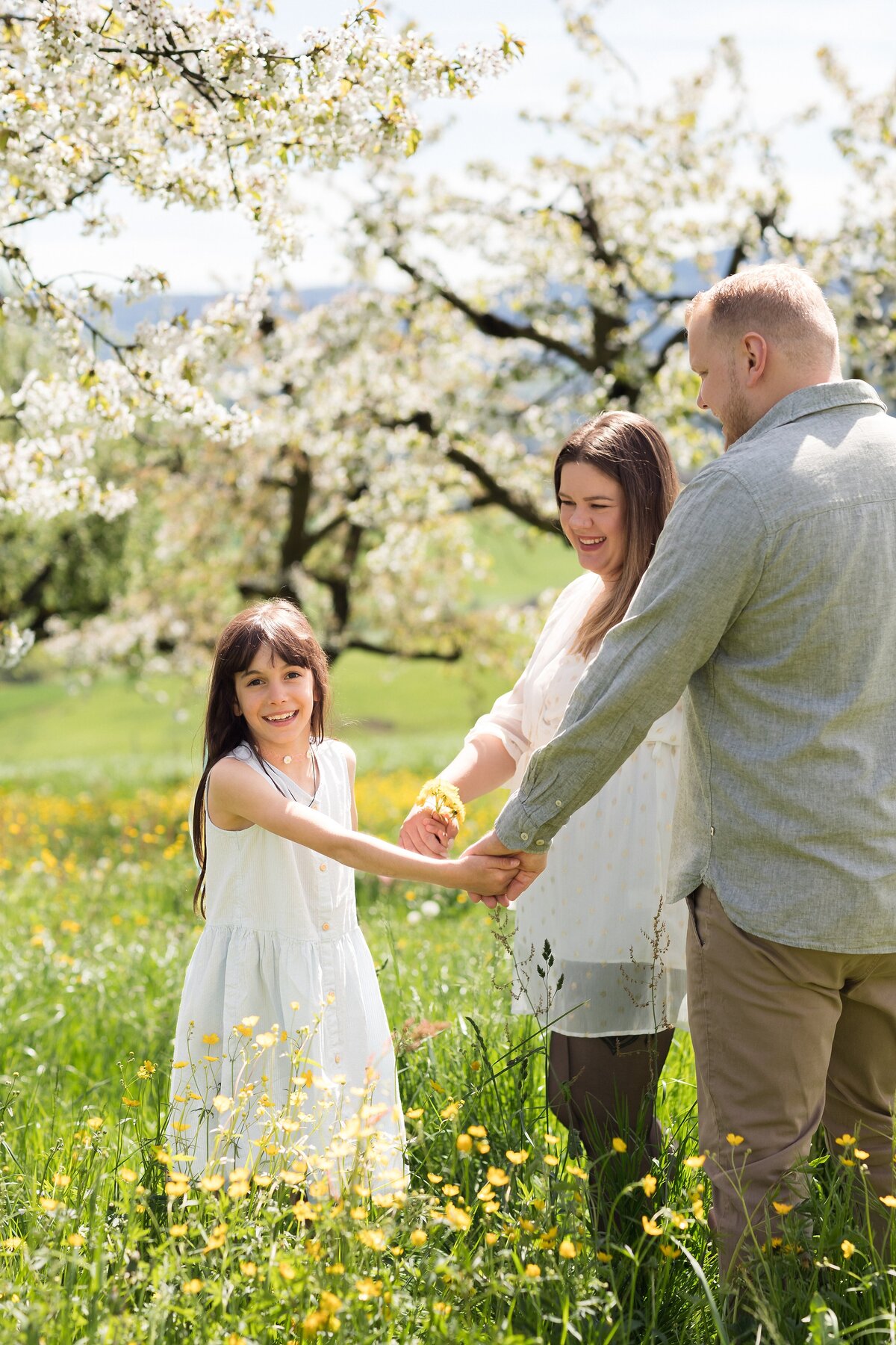 Familienshooting-Familienfotos-Aargau-Zuerich-Frühling-Fricktal-Kirschblüte-13