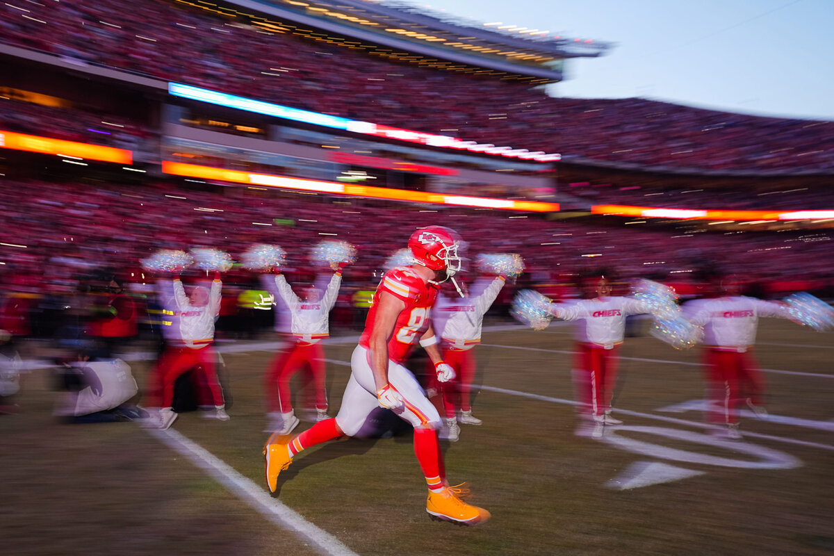 kansas-city-sports-photography-chiefs-0075-players-running-field-entrance