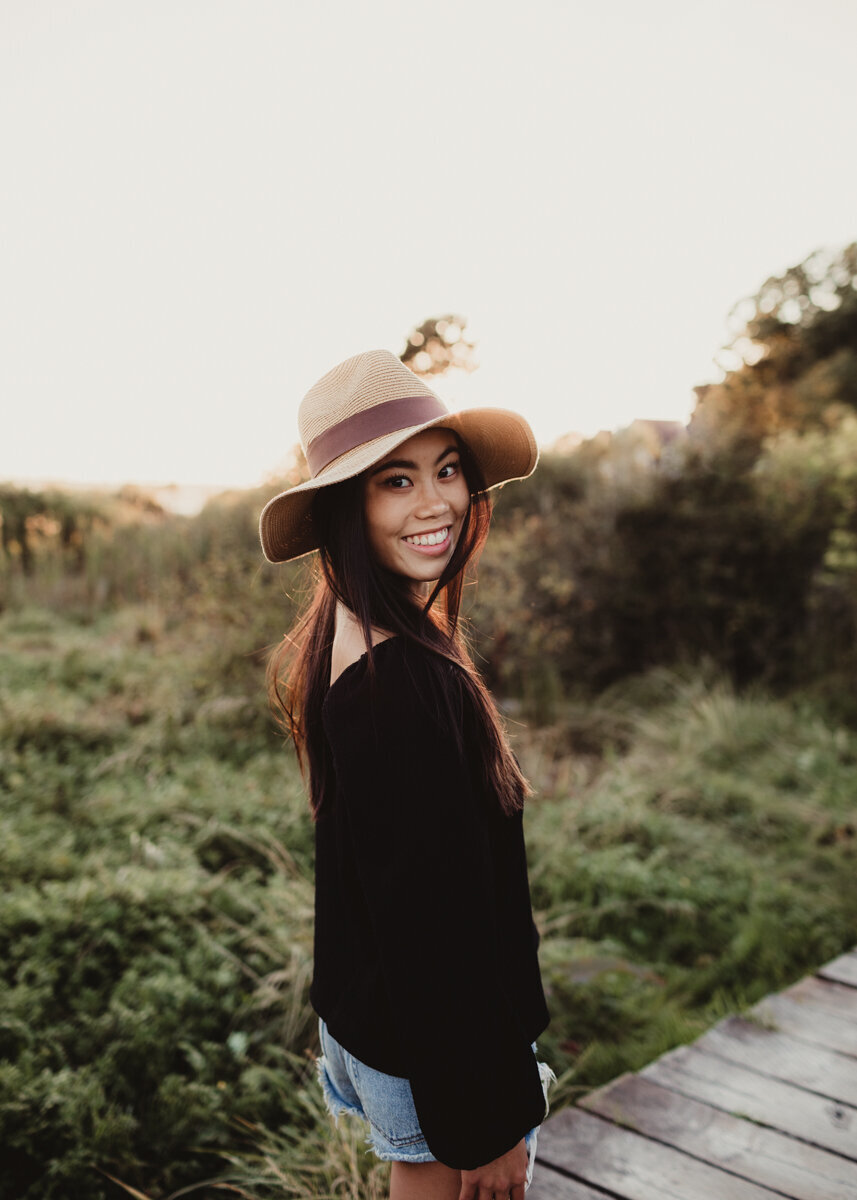 senior-portrait-girl-hat