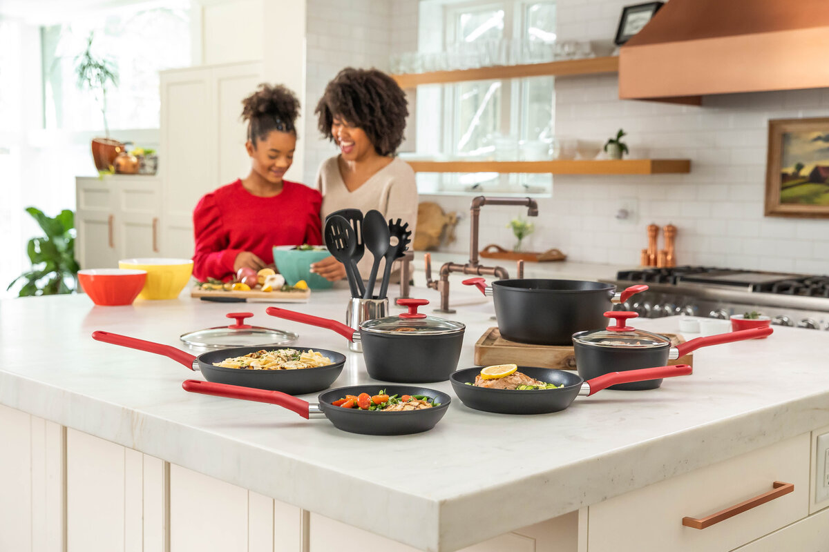 6155_6154_6153_6152_6151_GoodCook_ProEase Cookware Set_LIfestyle_40