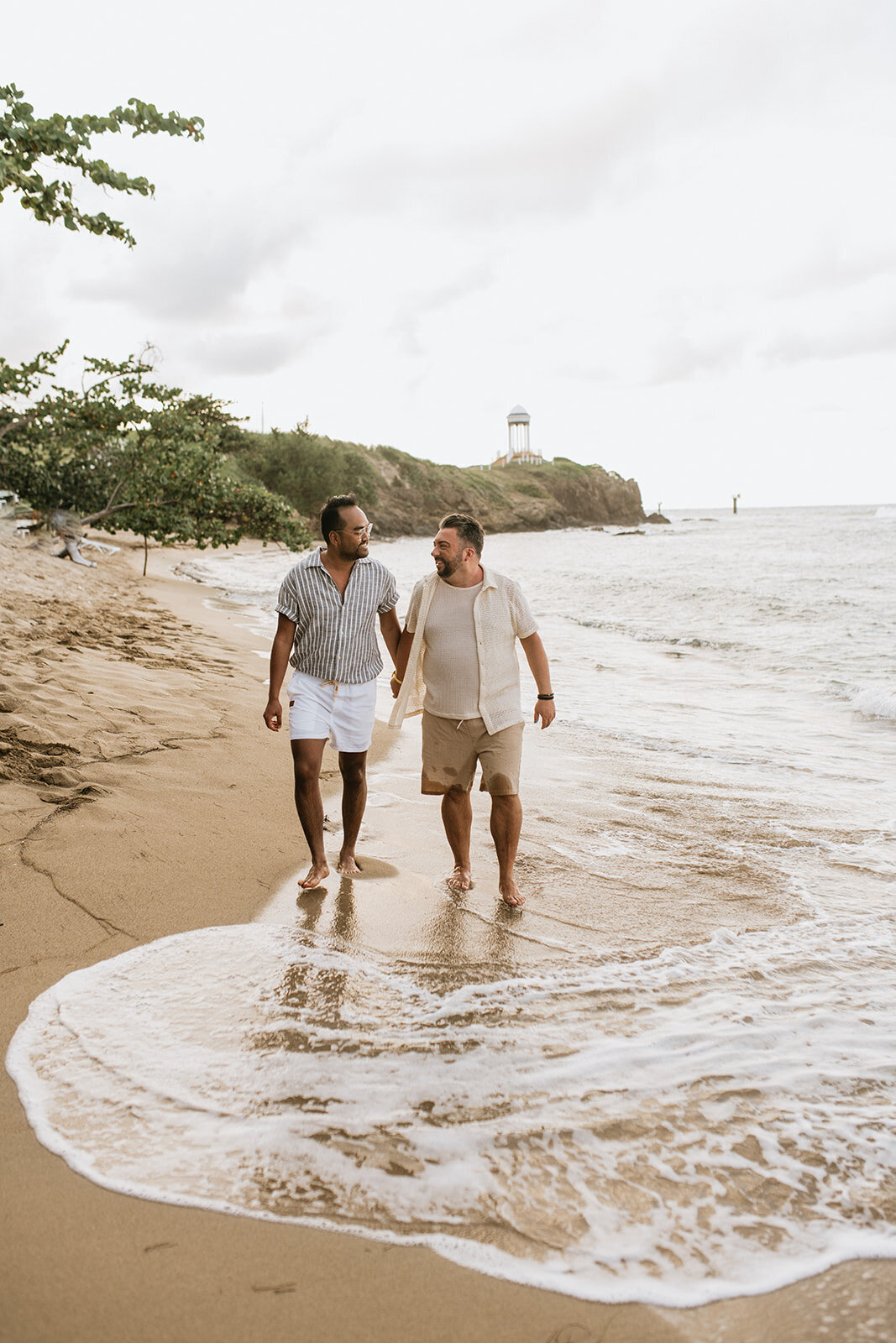 Couple-holding-hands-walking-on-beach