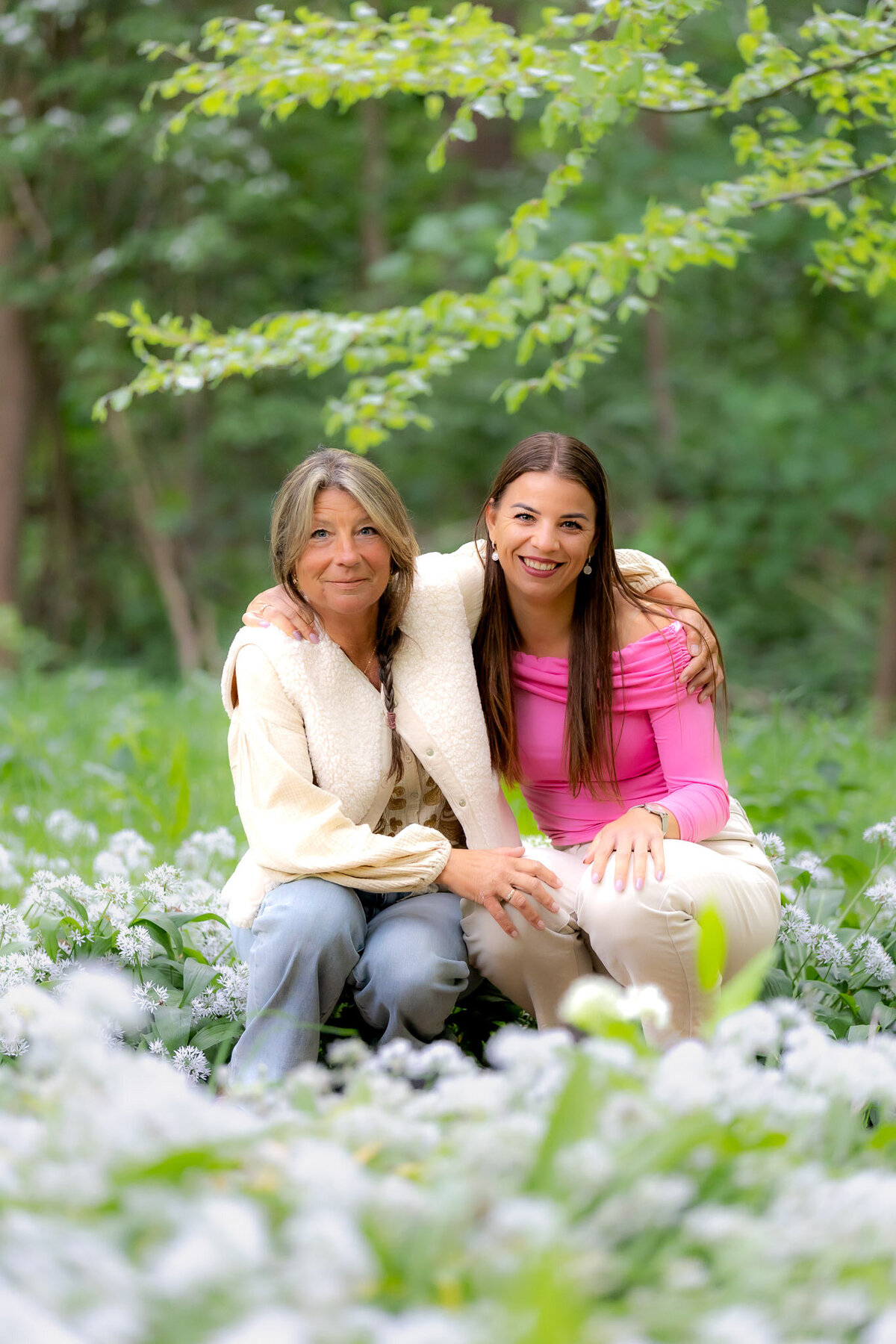 moeder-dochter-buitenshoot-fotoshoot-buiten-natuurlijk-licht-fotograaf-hellevoetsluis-106