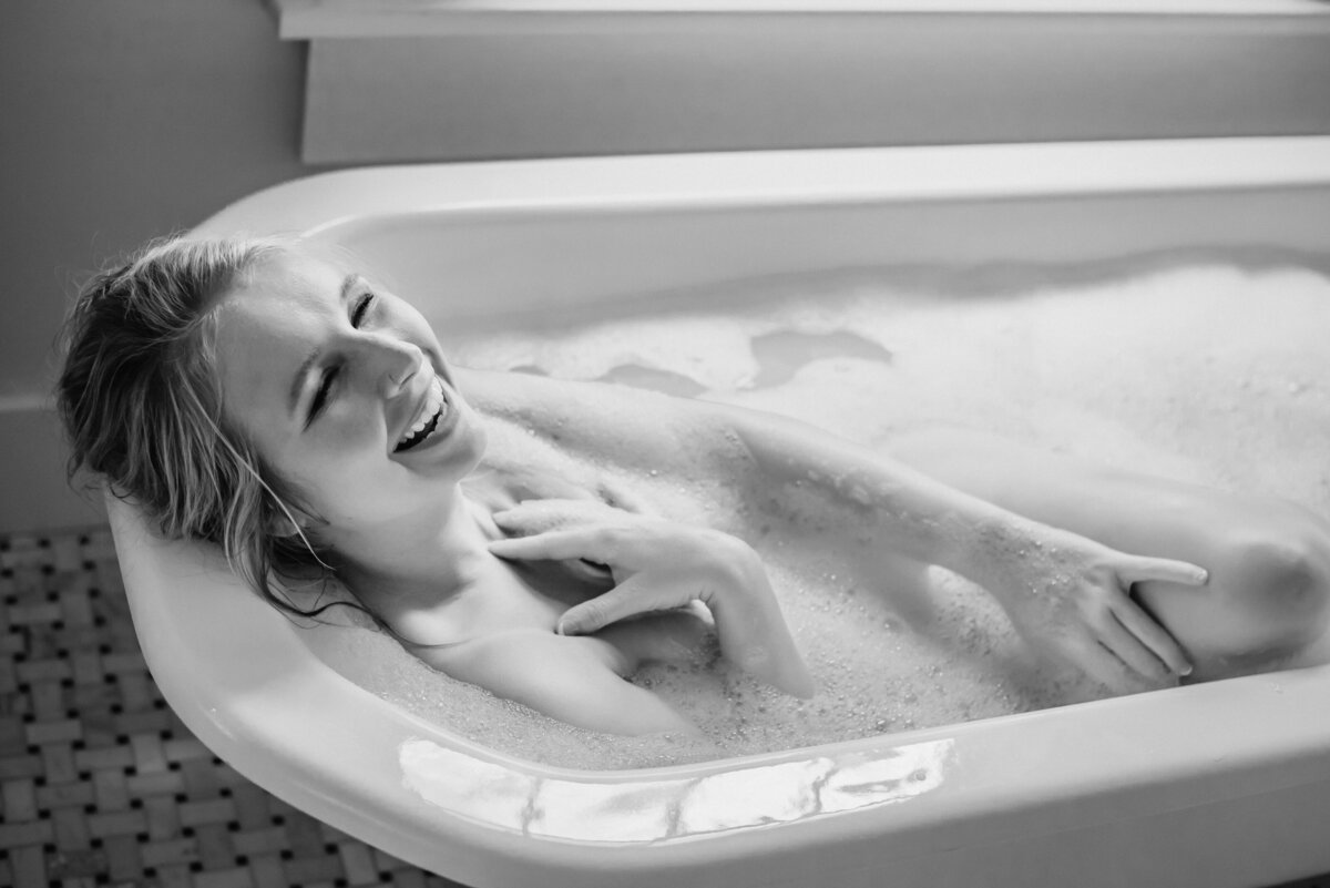 bathtub-boudoir-2BW