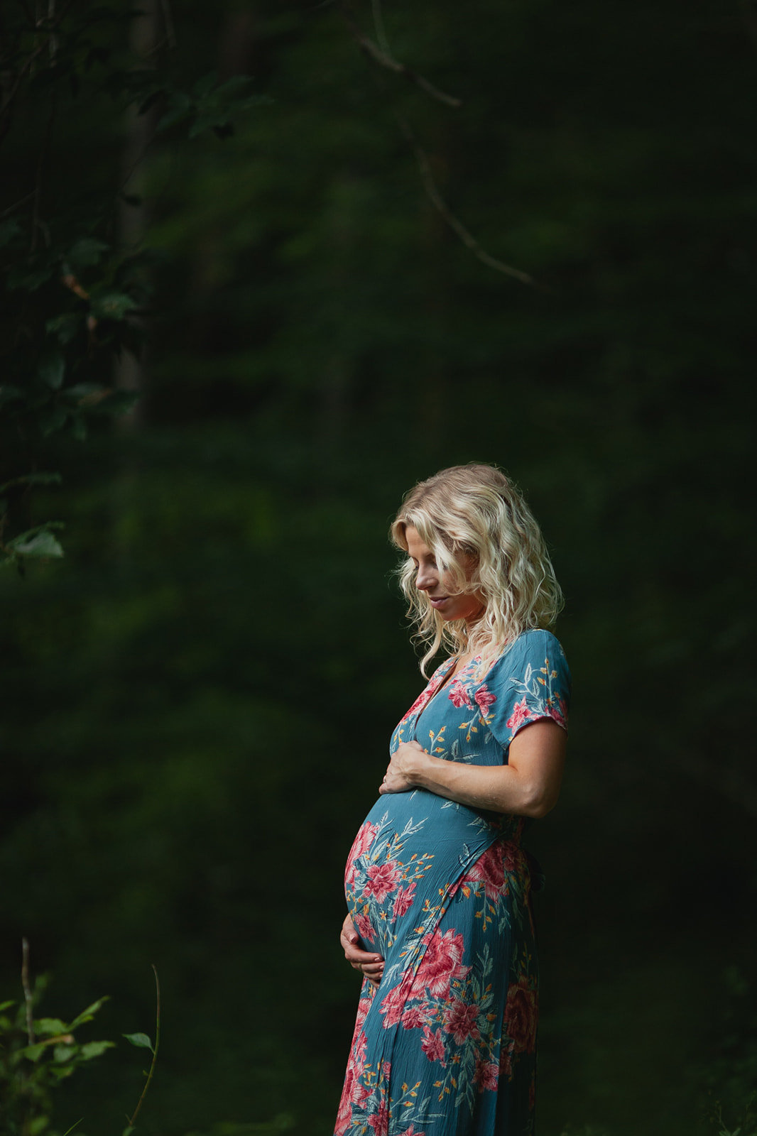 25_Maryland-Summer-Boho-White-Dress-Maternity-Couple-Woods