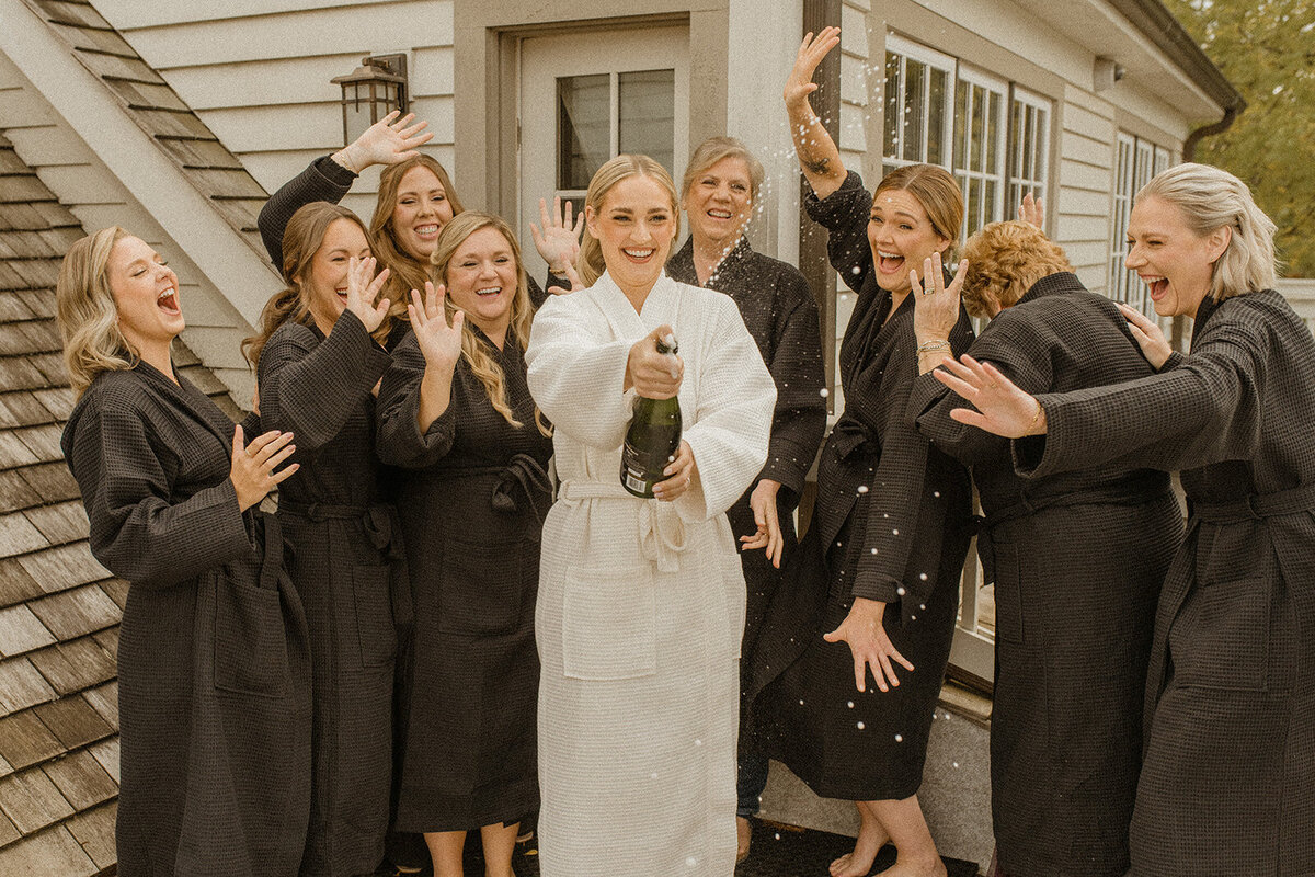 a-niagara-on-the-lake-124-on-queen-wedding-bride-bridesmaids-getting-ready-08