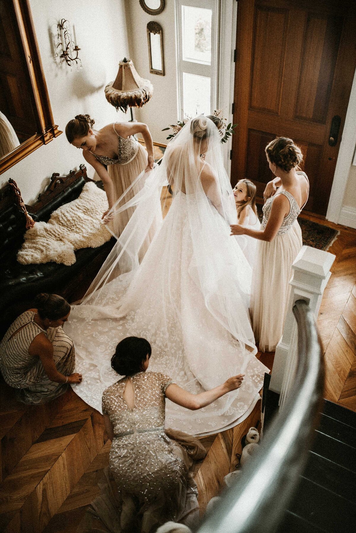 bride-and-bridesmaids-getting-ready-in-mansion-st-louis-missouri