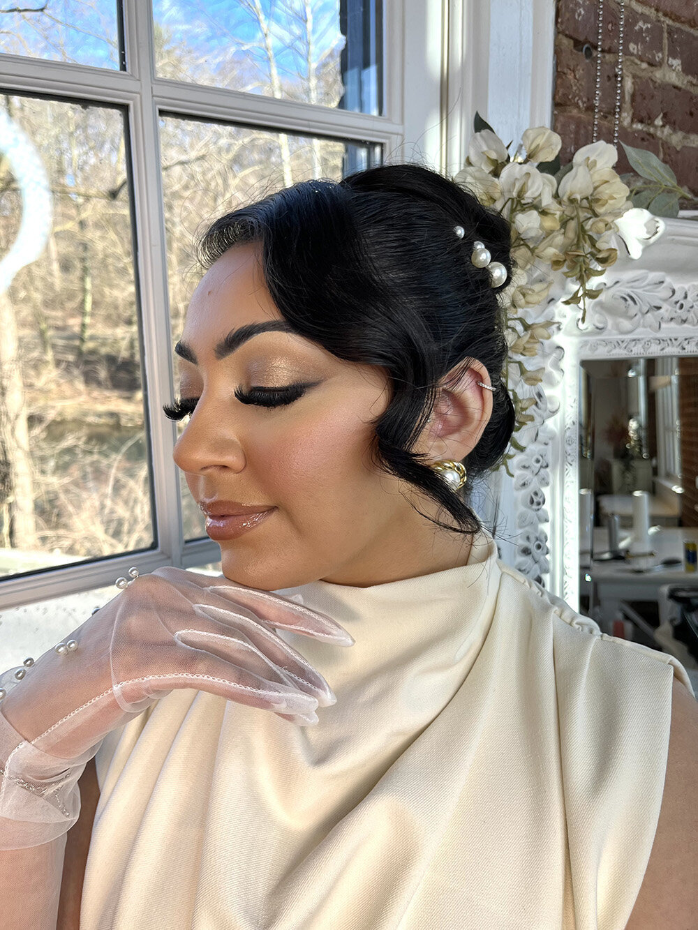 Luxury bridal makeup artist in NYC performing a makeup trial for a bride-to-be – Skinlux Beauty Bar, serving NYC, NJ & PA.