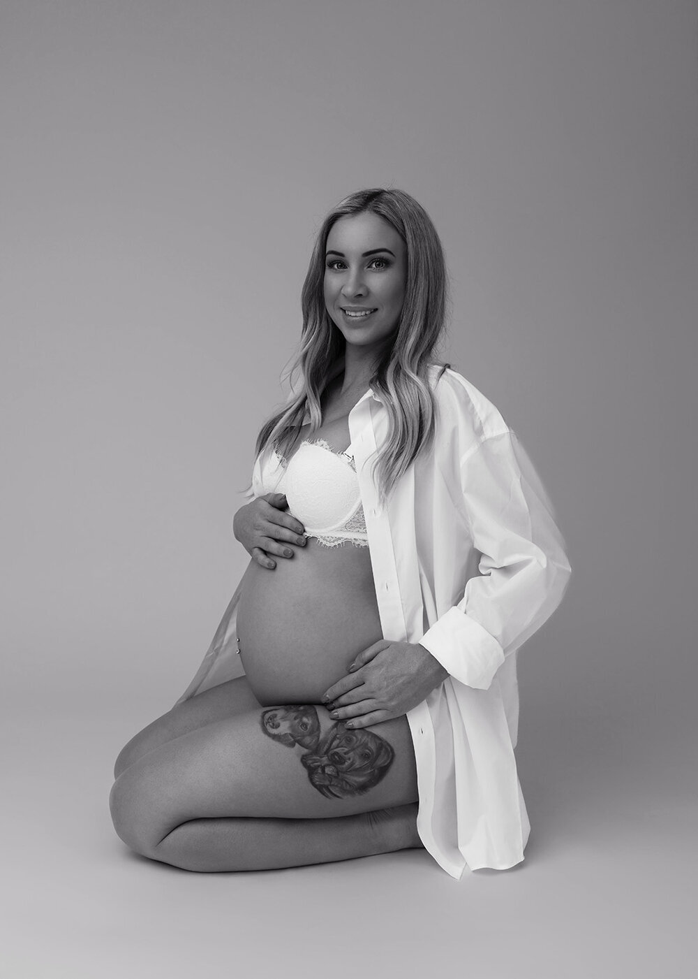 MATERNITY_PREGNANTWOMAN_WHITESHIRTNATURALBLACKANDWHITE