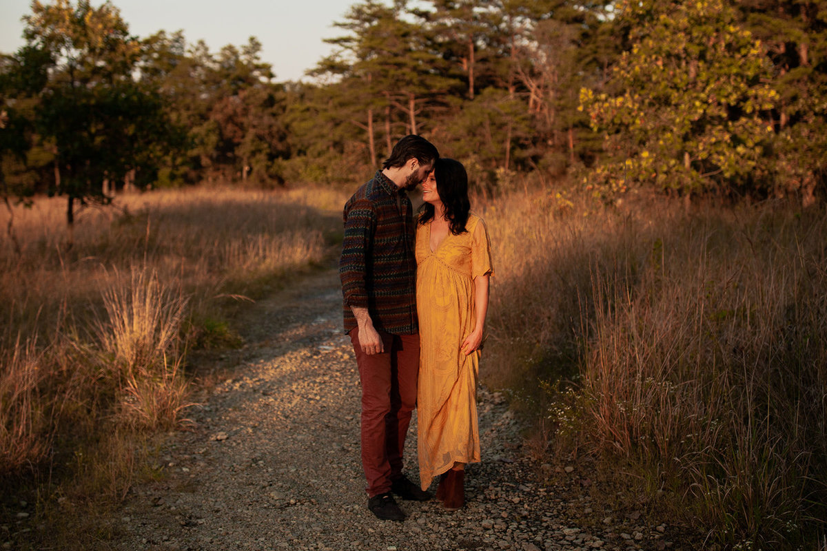 21_Outdoor-Maternity-Boho-Open-Field-Summer-Sunset_Couple