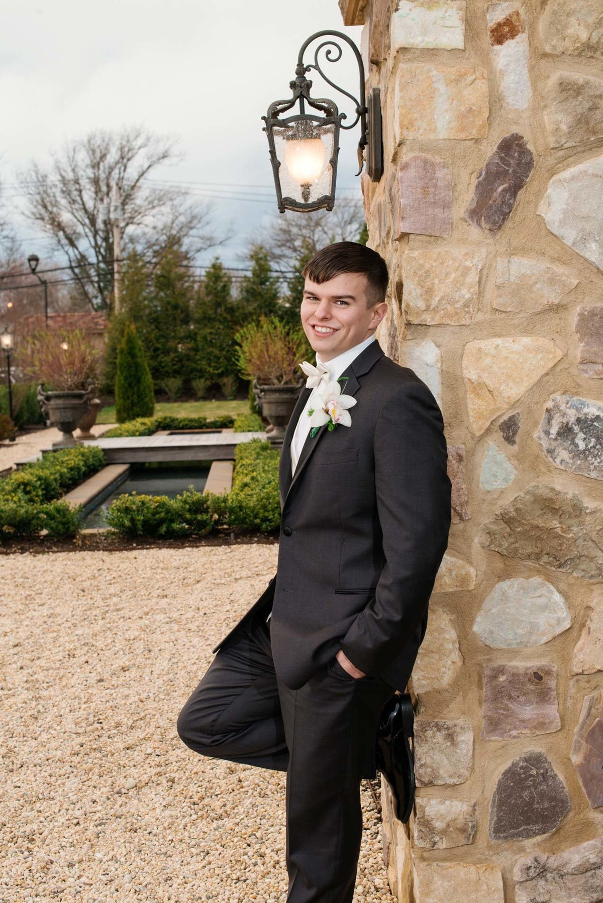 Groom leaning on the wall at Larkfield Manor