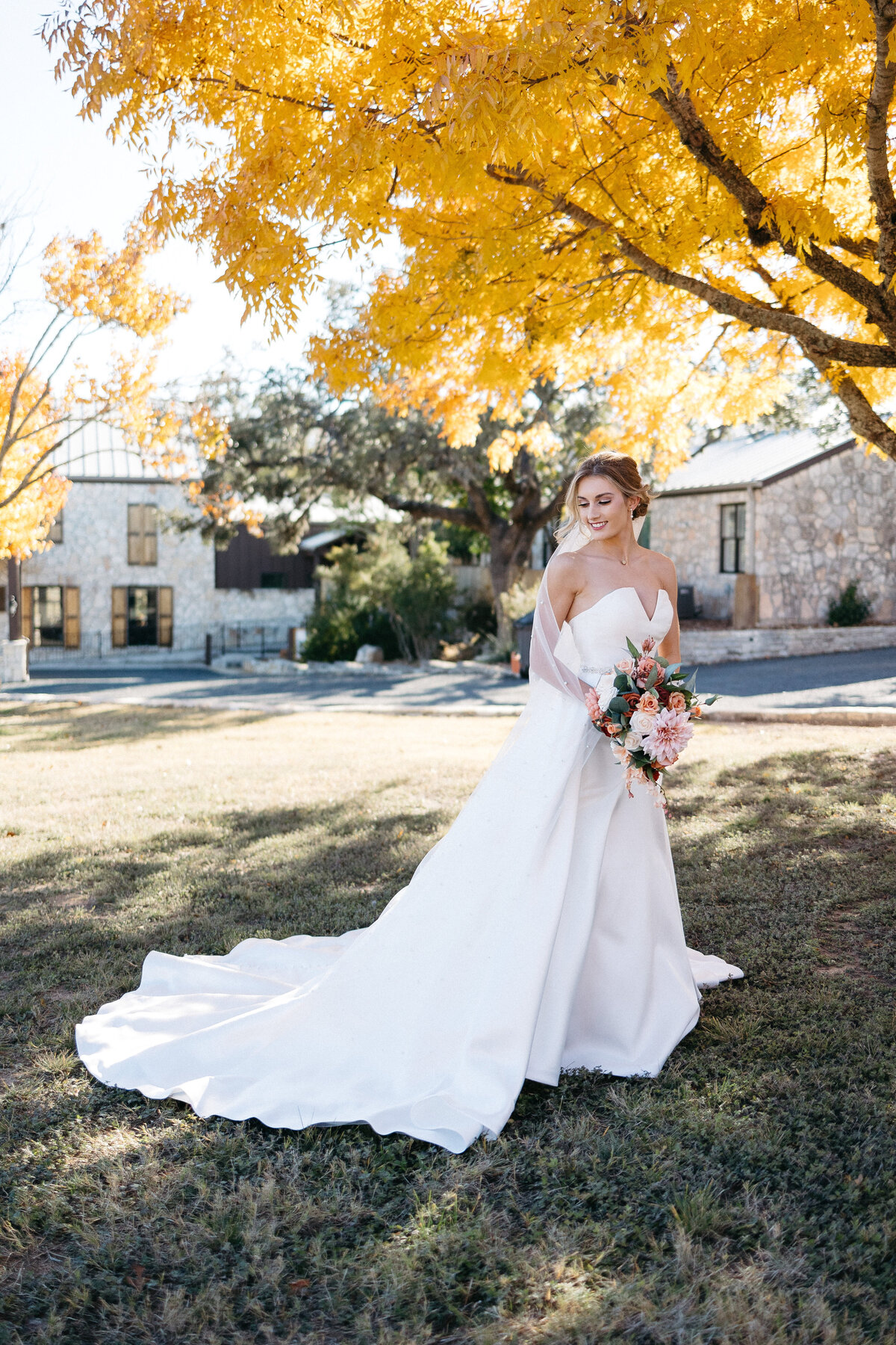 sendera-springs-bridal-session-texas-wedding-photographer-leah-thomason-2