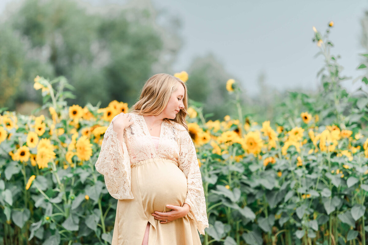 Edmonton-Maternity-Photographer-Sunflower-2
