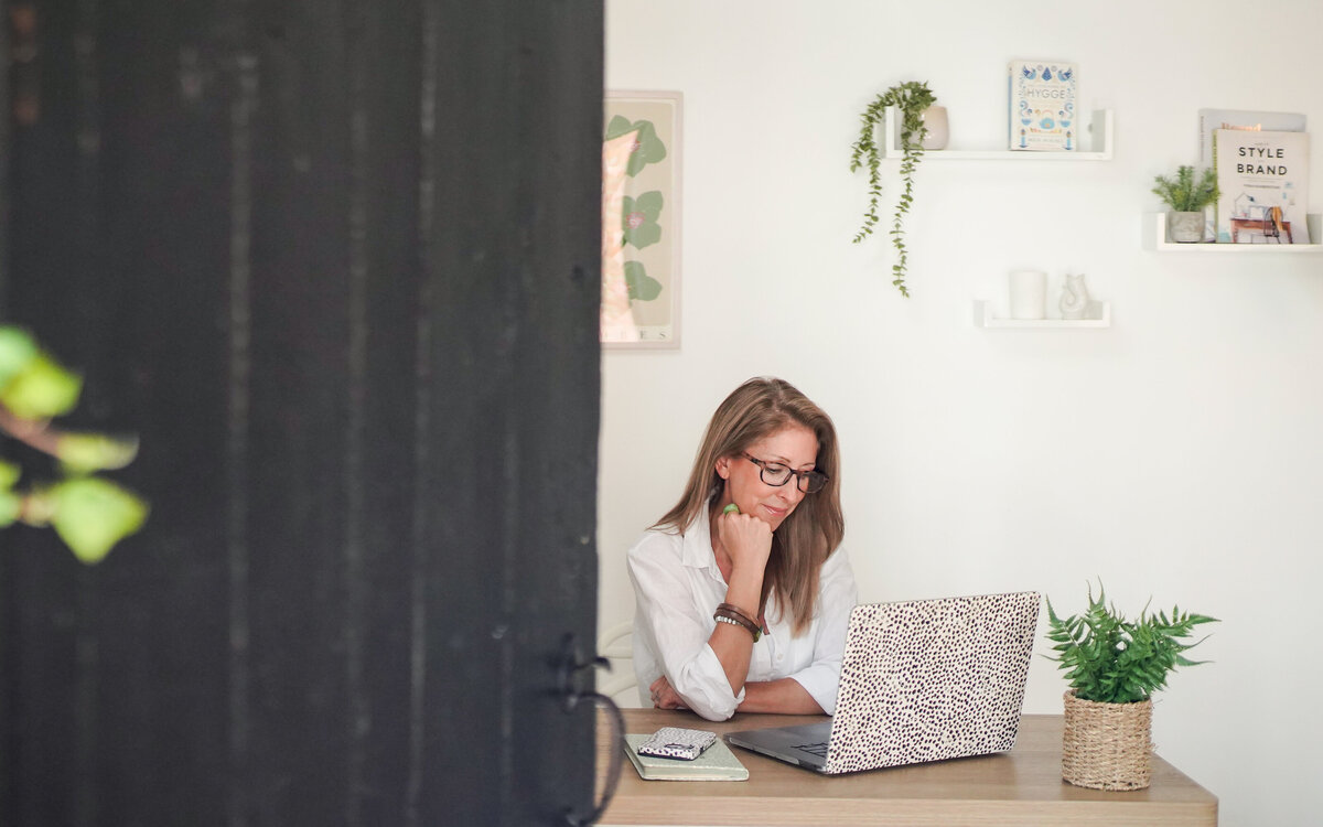 Vanessa designs purposeful and elegant websites & is an experienced photographer, working with female founders and small businesses across London, Surrey & West Sussex