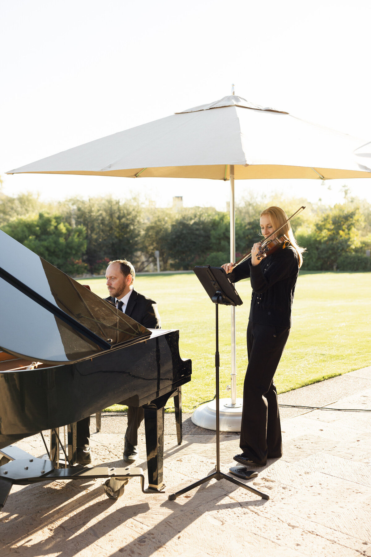 Live musicians at cocktail at Paradise Valley wedding