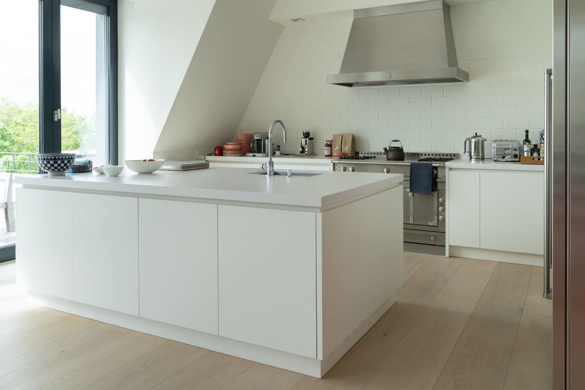Kueche-modern-Mittelblock-weiss-Adam-Innenausbau-18