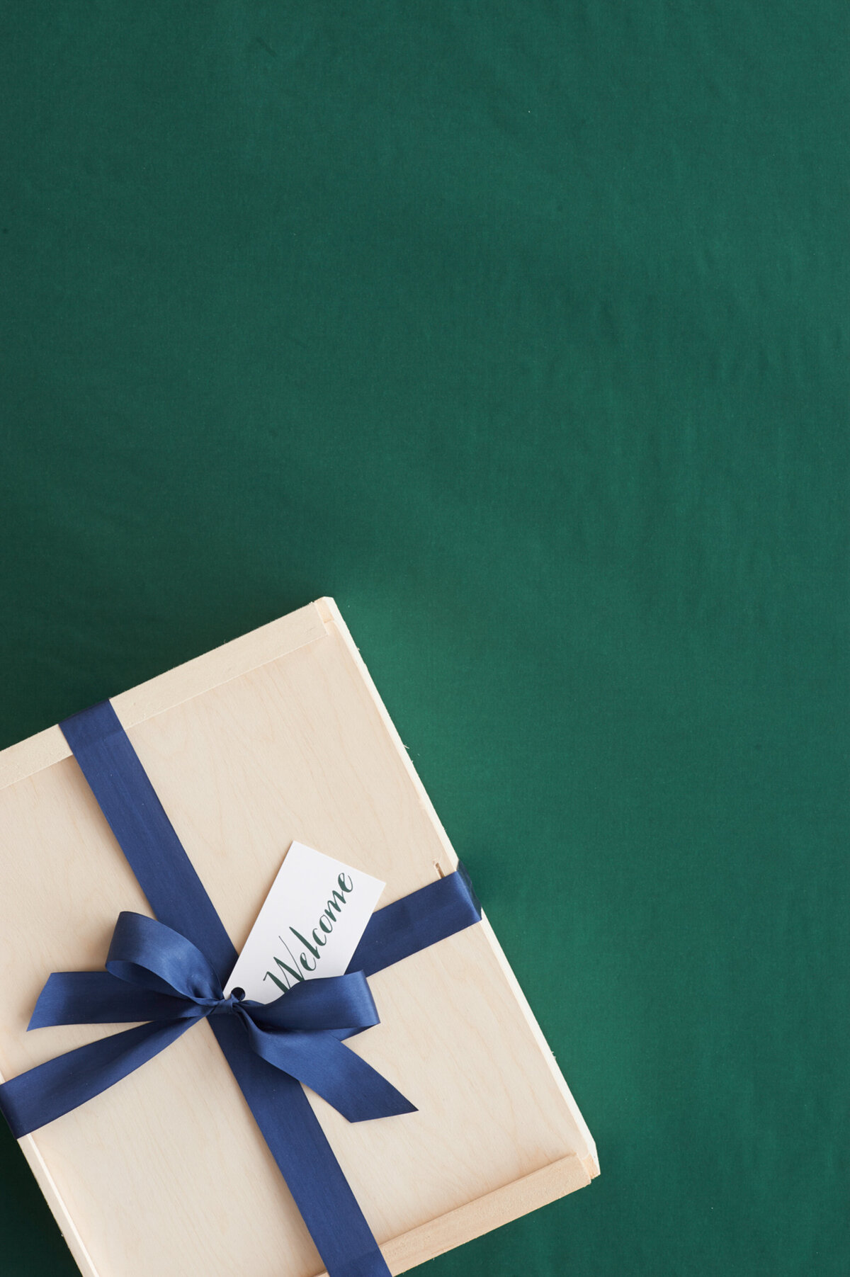 estate-wedding-navy-wood-welcome-box