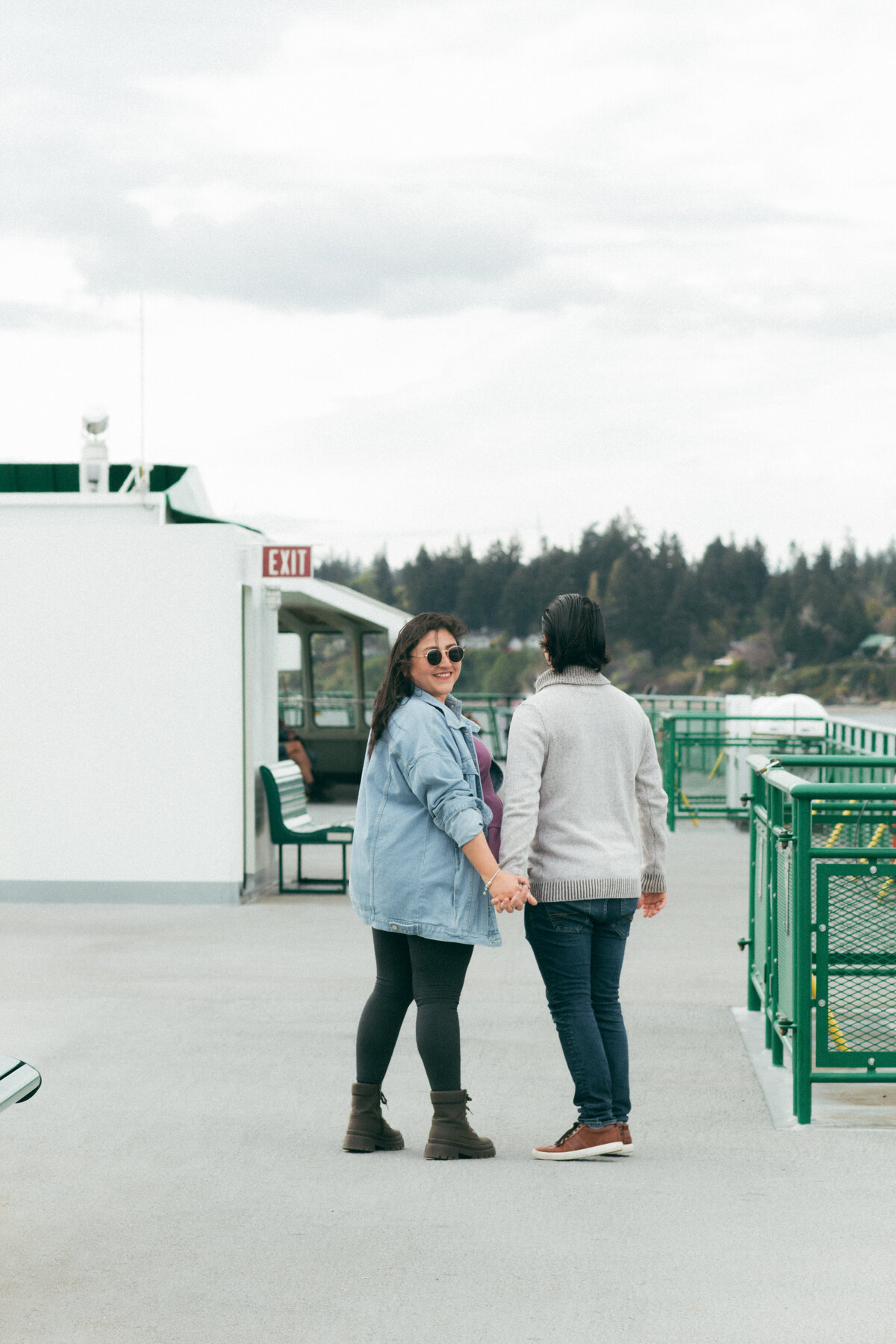 couples-session-seattle-ferry-jennifer-moreno-photography-documentary-style-washington