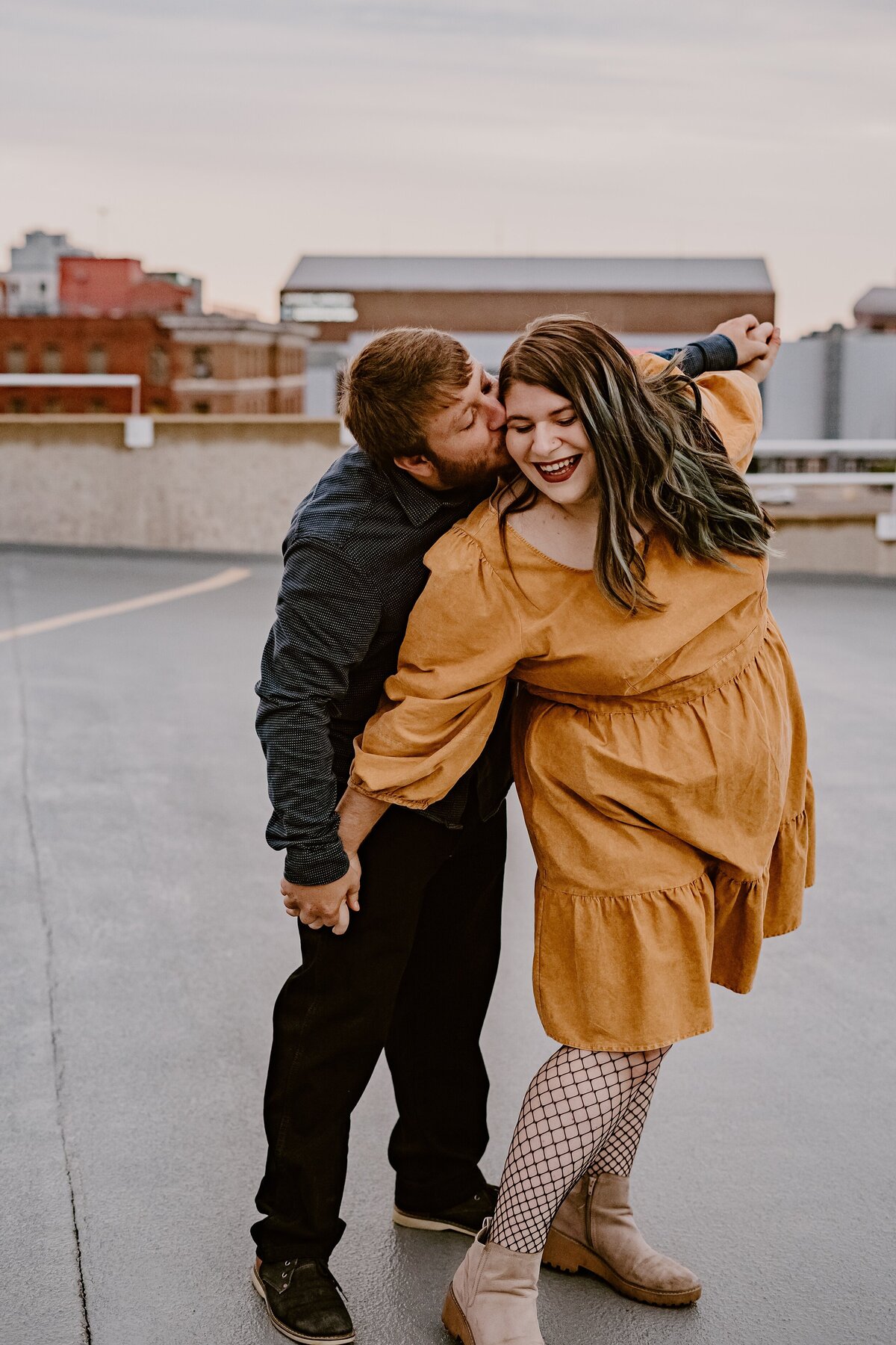 downtown-des-moines-couple-session-rooftop-kiss-storyteller-collective-photo-co