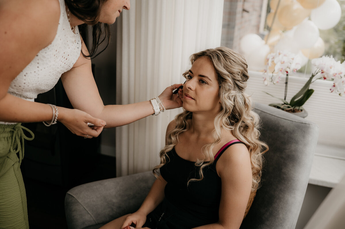 Pure Liefde Fotografie - Jesse & Lotte - Getting ready Lotte-8