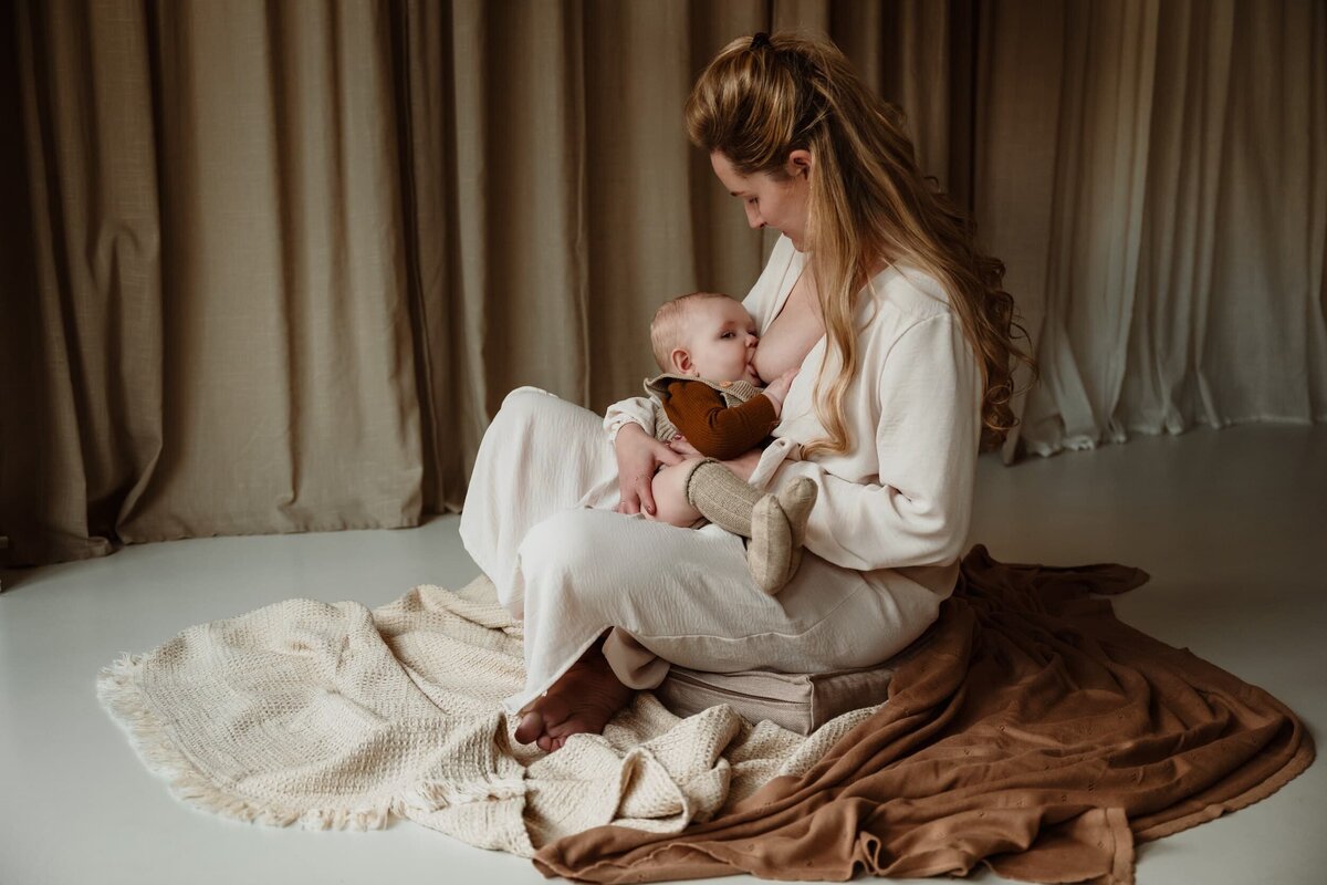 Newbornshoot in daglicht studio  met borstvoeding geven