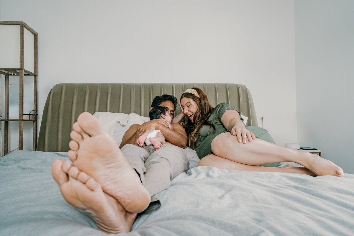 newborn-session-documenting-bedroom