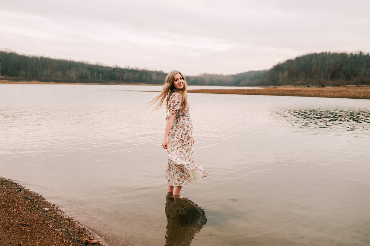 Branson Missouri senior photographerJessica Kennedy of The XO Photography captures HIgh school senior girl twirling in lake