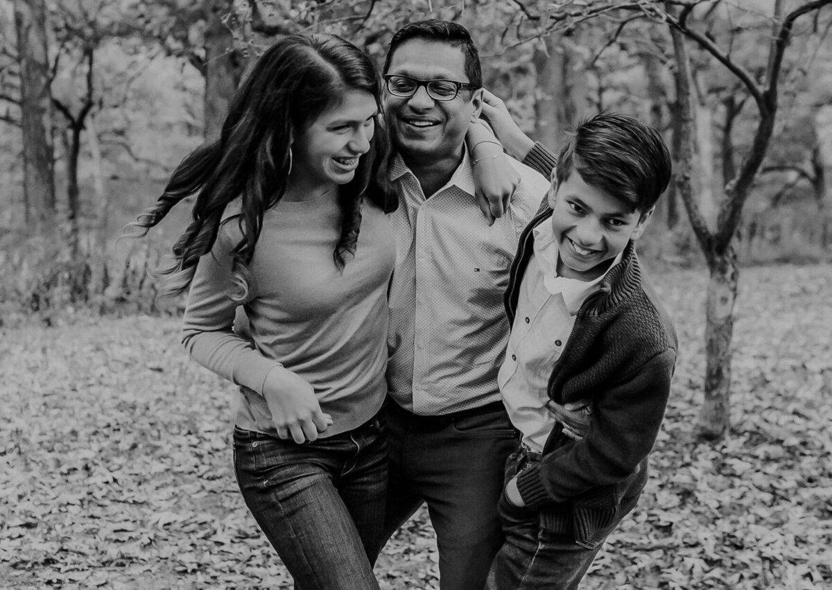 father-daughter-son-walking-in-woods-des-moines-arts-center-rose-garden-Storyteller-Collective-Photo-Co