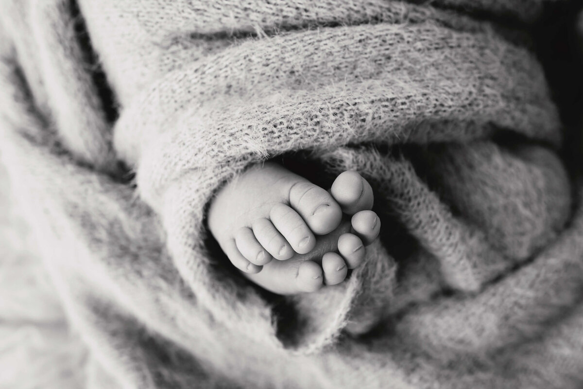 black-and-white-newborn-details