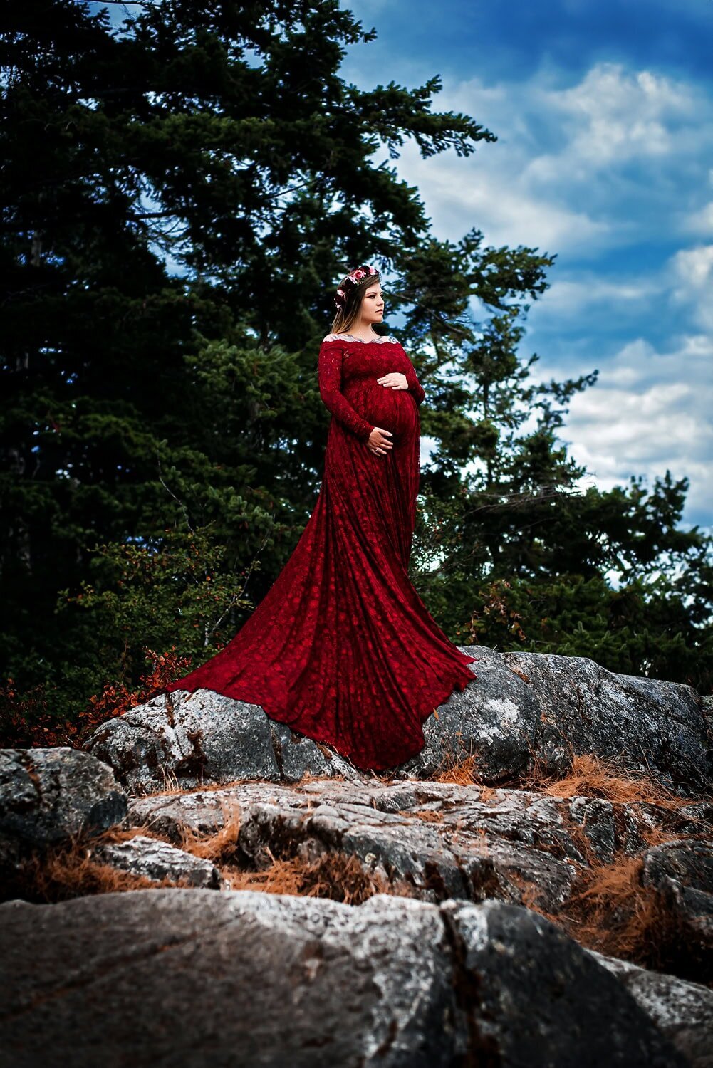 outdoor-maternity-photography_vancouver-fraser-valley_whytecliff-park-mountains-red-dress