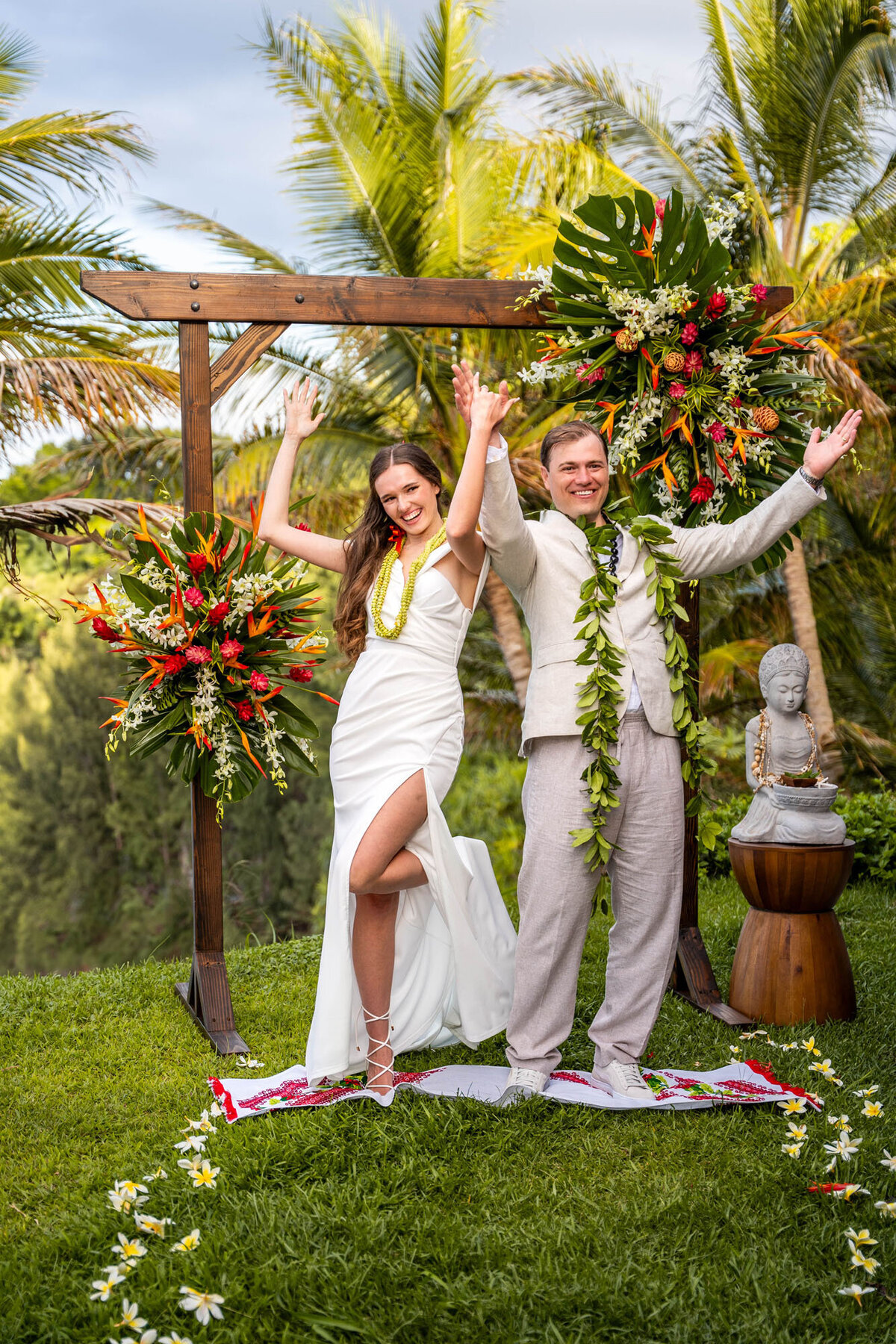 Kona Hawaii photography of a couple getting married wearing Hawaiian florals