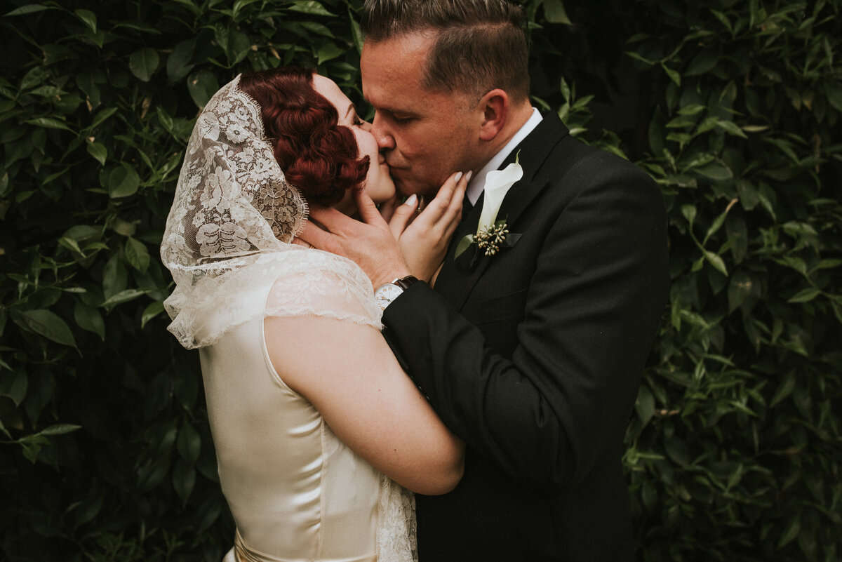 bride-and-groom-Arizona-Wedding-Photographer-Iowa_wedding_photographer-Bakyard-wedding-vintage-bride-Alaynna-Ann_Schwartz-Playlife-21