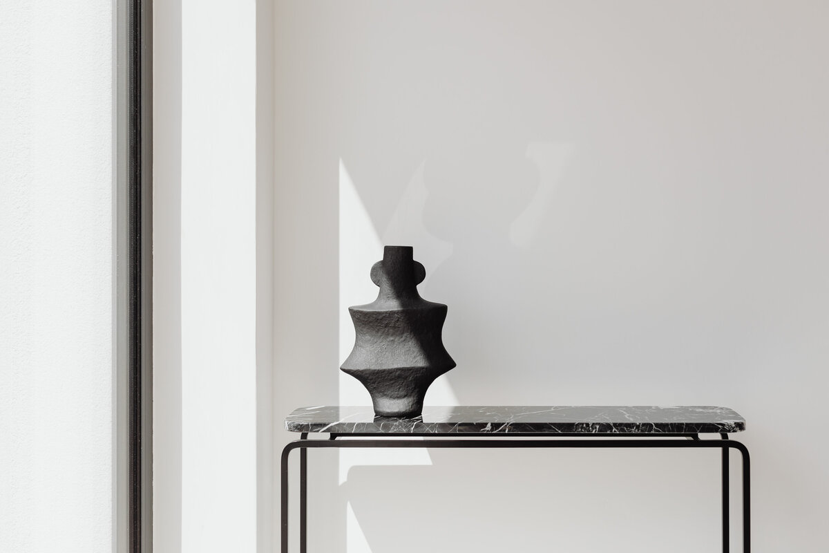 kaboompics_Black ceramic vase - mirror - black Nero Marquina marble console