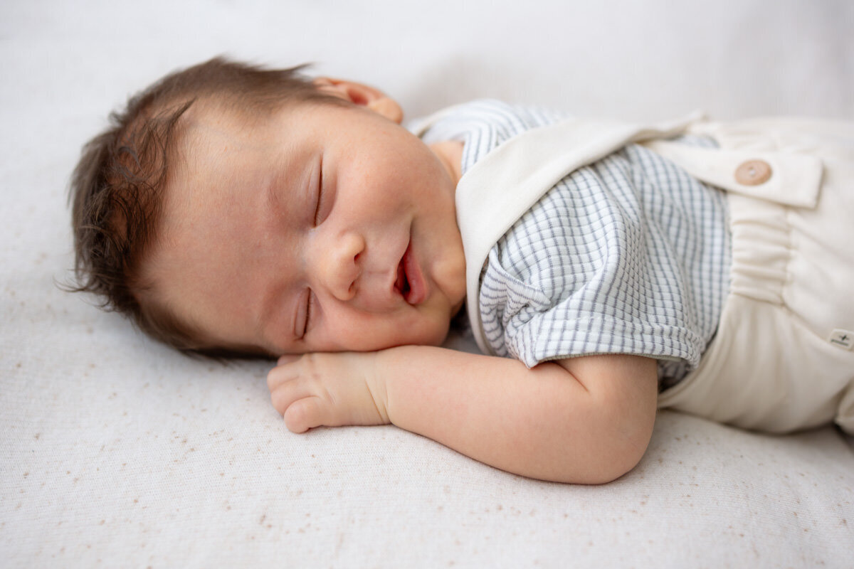 babyfoto baby slapend op buik