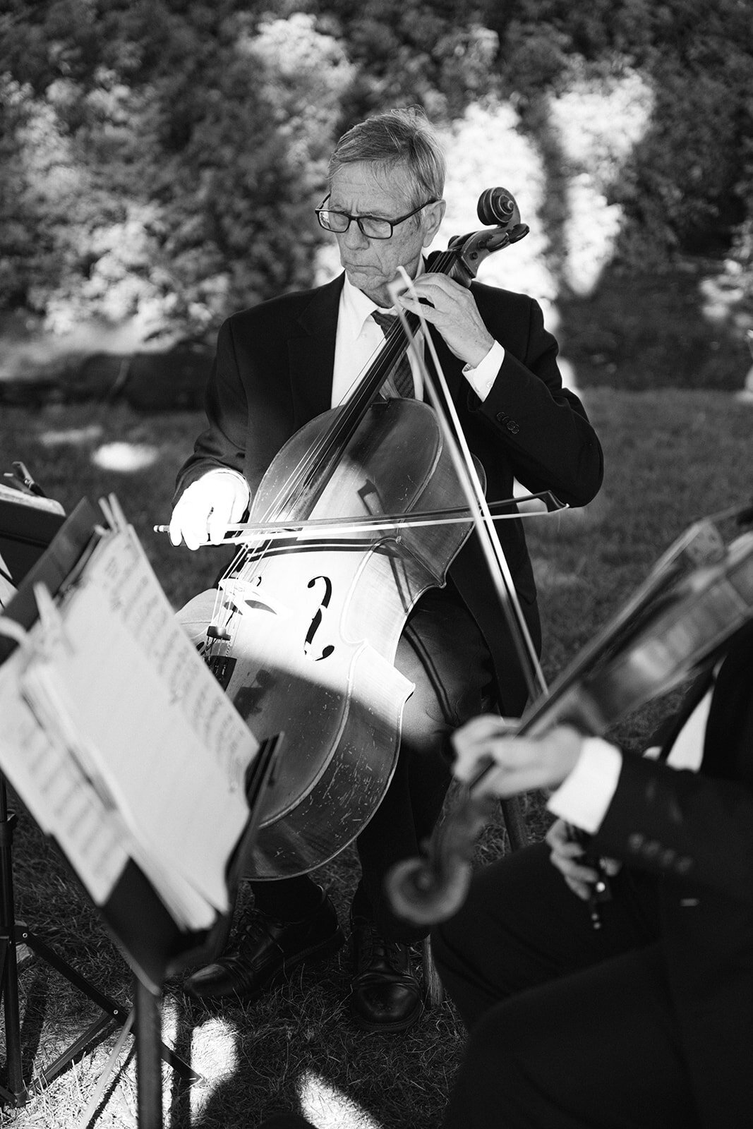 Colorful New York Wedding Ceremony with Umbrellas at Inns of Aurora - Verve Event Co. - Laura Rose Weddings (4)