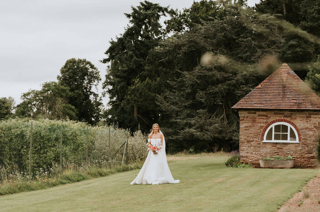 Issy-and-Bella-Floral-Design-Wedding-Florist-Herefordshire-Broadfield-Court-j&N42