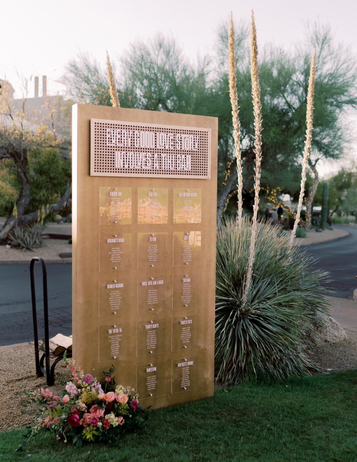 tiki-wedding-seating-escort-display