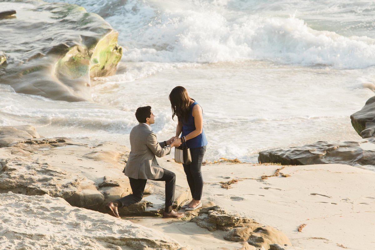 babsie-ly-photography-surprise-proposal-photographer-san-diego-california-la-jolla-windansea-beach-scenery-asian-couple-001