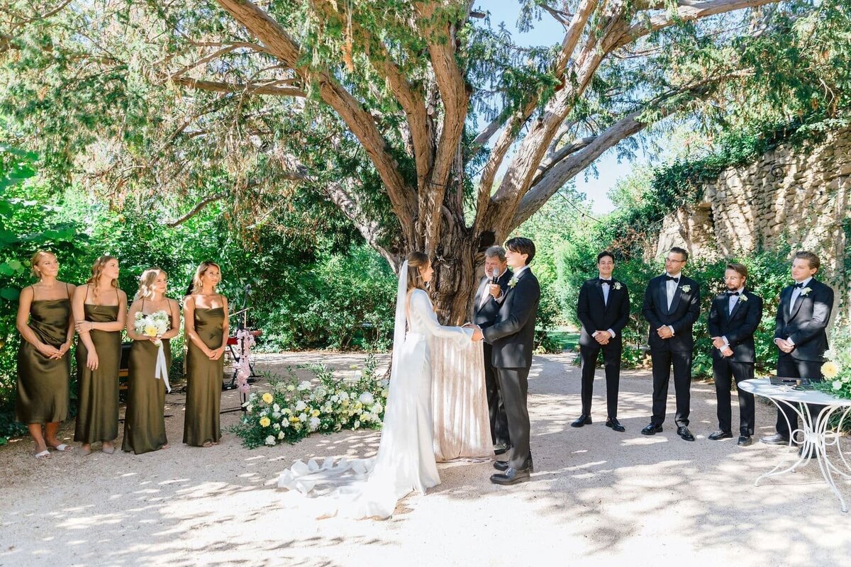 ceremonie-sous-un-arbre-en-provence