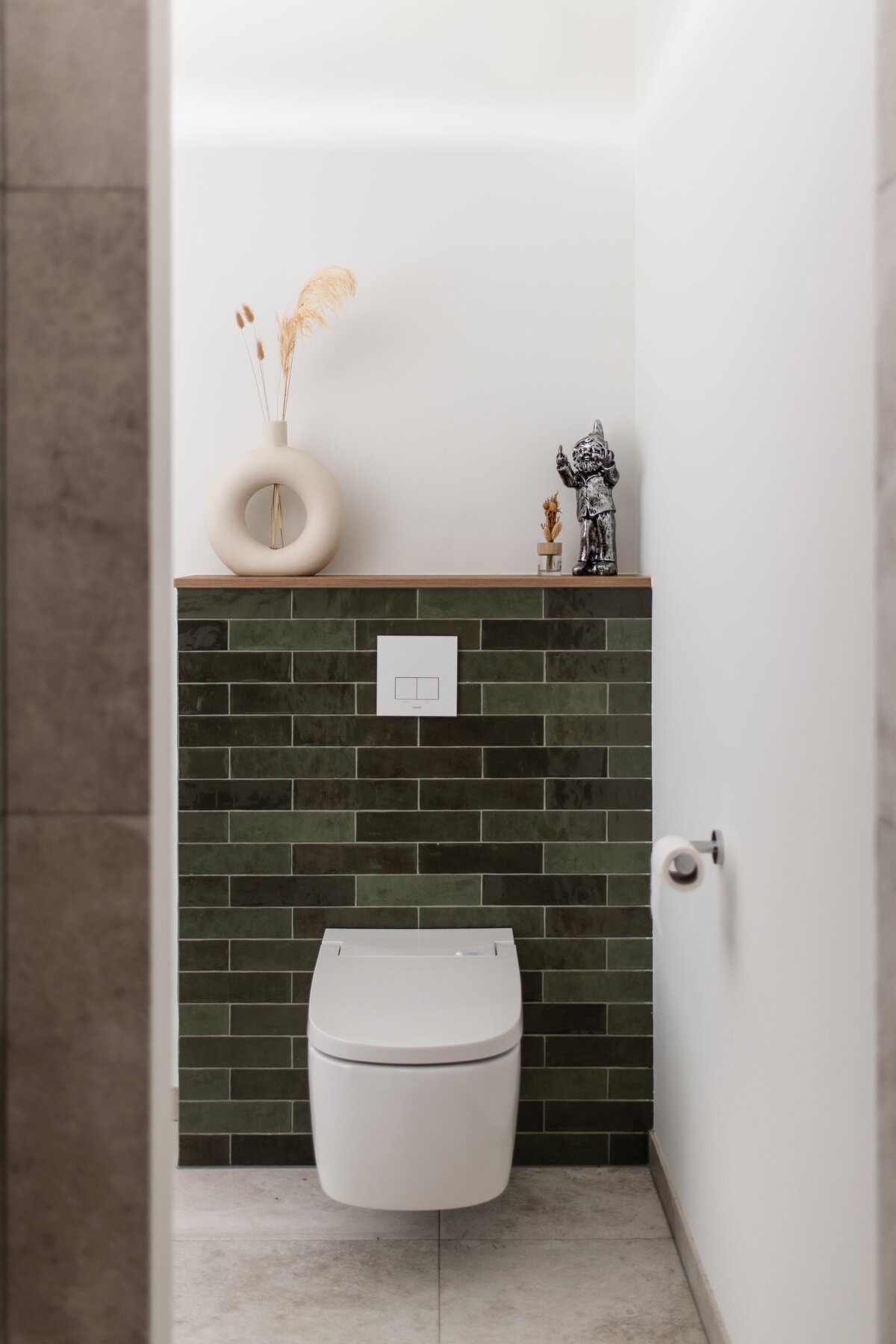 Interieurontwerp Woerden, Interieurontwerpstudio Woerden, Interieurontwerper Woerden, Interior design Woerden, Interieurstudio Woerden, Interieur ontwerpen Woerden, Interieur ontwerp Woerden, Interieurinrichting Woerden, Interieurstylist Woerden, interieurdesign Woerden, Interieuradvies Woerden, Badkamer Woerden, Keukenontwerp Woerden, Kookeiland Woerden, Toilet Woerden, Arte Behang, Ronde spiegels Woerden, Groene tegels, Zwarte tegels